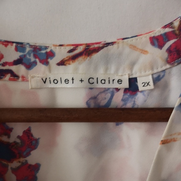 Lovely Like-new Women's Tunic Top by Violet + Claire (Size 2X) Pink Blue Florals - Picture 3 of 6